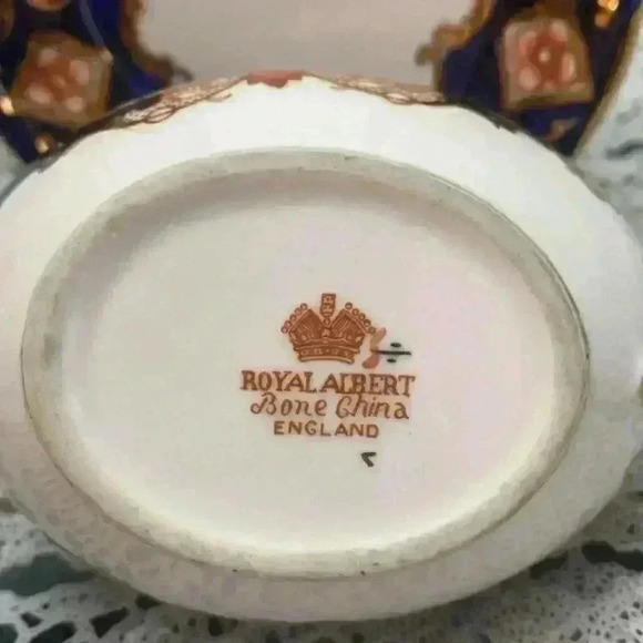 Royal Albert Bone China "Heirloom" cream set - creamer and tray  only - Vintage - Picture 13 of 16
